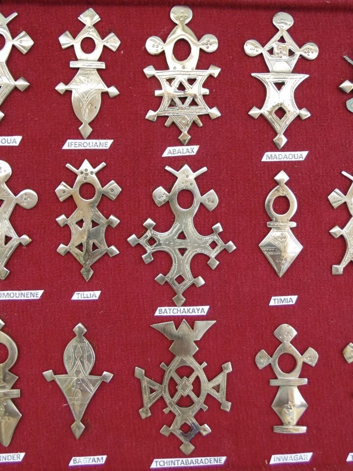 Ensemble des vingt et une croix traditionnelles du Niger, dont la croix d’Agadez
